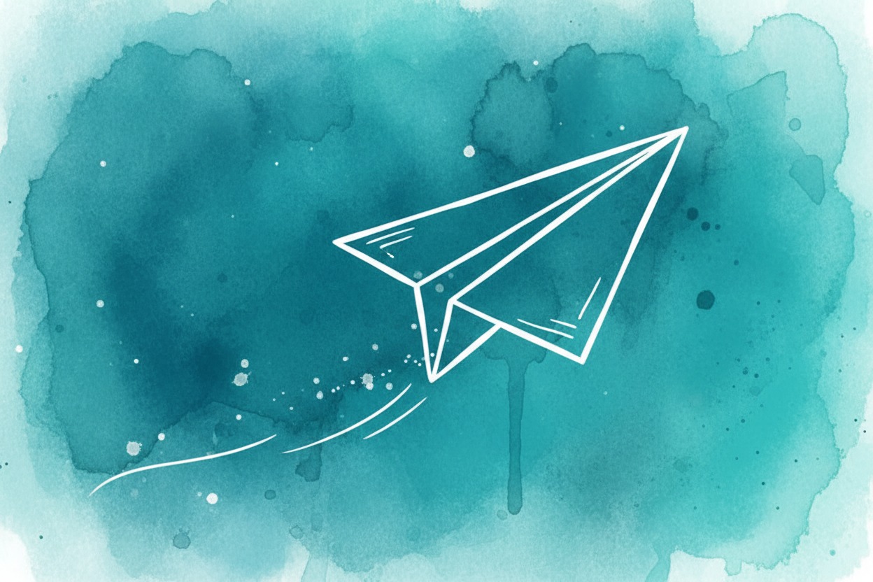 Eine weiße Papierflieger-Illustration vor einem türkisfarbenen Aquarellhintergrund.