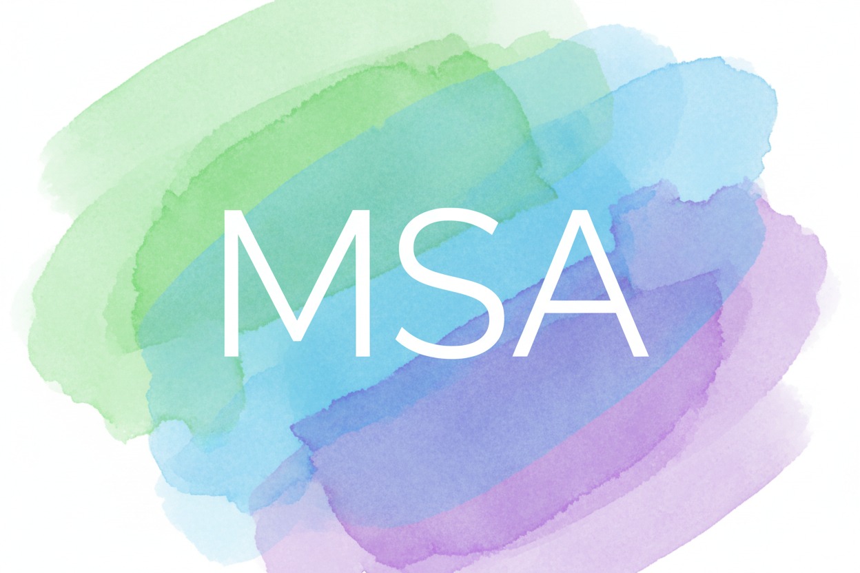 Der Text „MSA“ in großen weißen Druckbuchstaben vor einem Hintergrund aus bunten, ineinander übergehenden Aquarellfarben in Grün, Blau und Lila.
